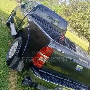 Toyota Hilux 2015 Black