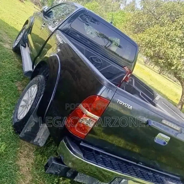 Toyota Hilux 2015 Black