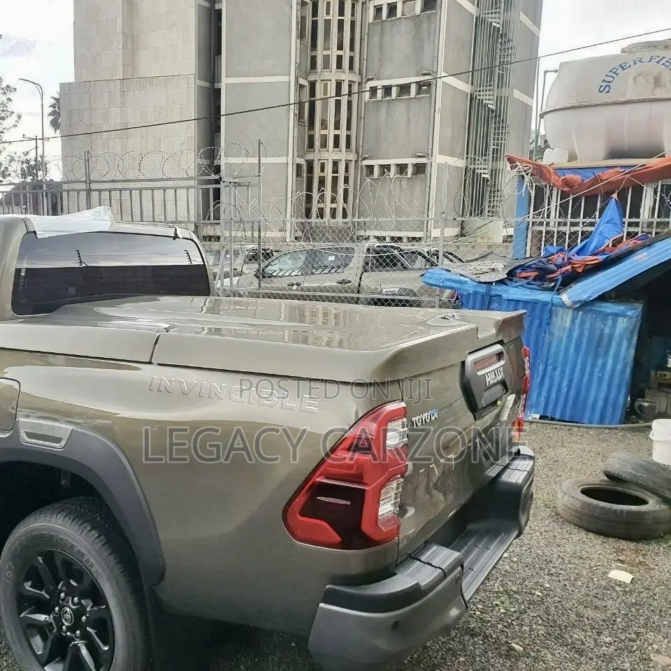 Toyota Hilux 2022 Gray