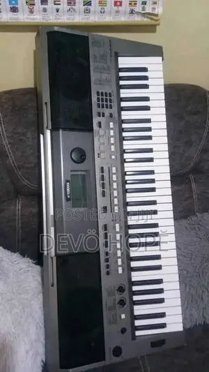 Yamaha Keyboard E443