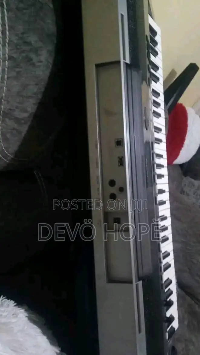 Yamaha Keyboard E443