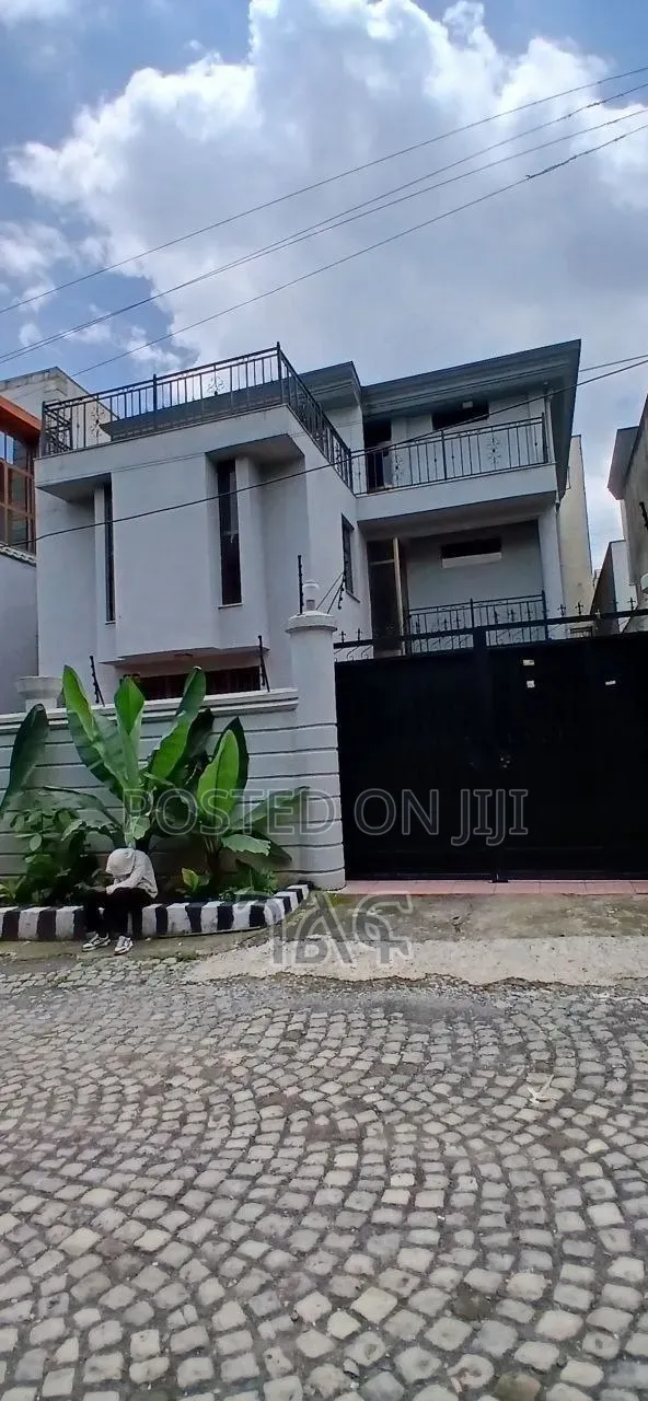 5bdrm Apartment in #Cmc ቤቶች ጀርባ ጥሩ ቤት, Bole for sale