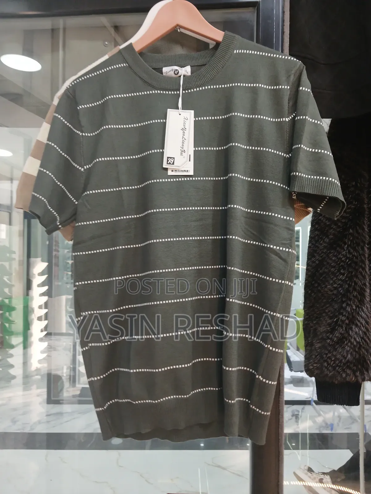 ክር ኮሌታ T-Shirt