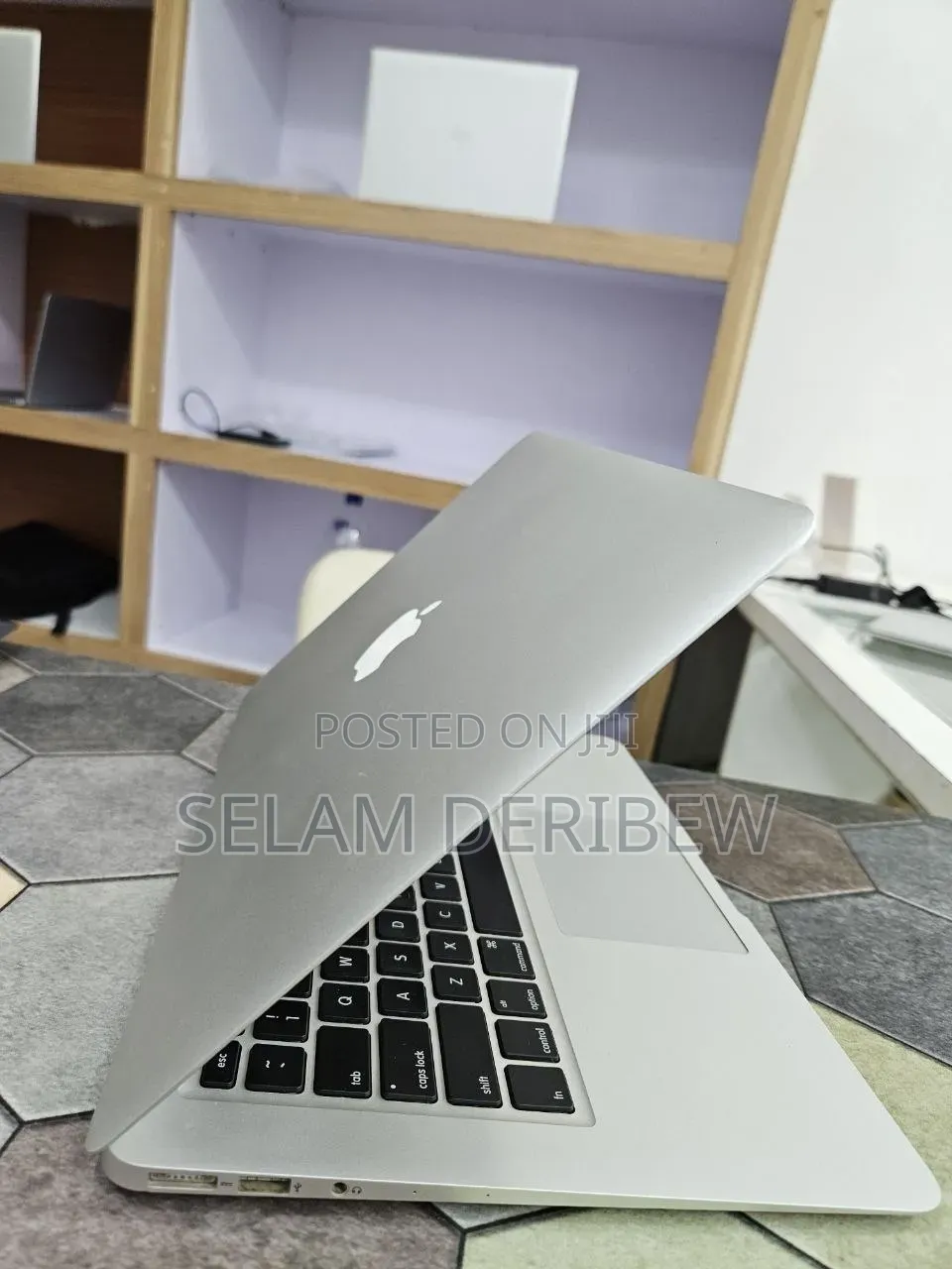 New Laptop Apple MacBook Pro 2017 8GB Intel Core i5 SSD 256GB