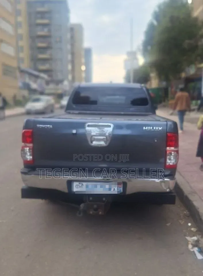 Toyota Hilux 2013 Black