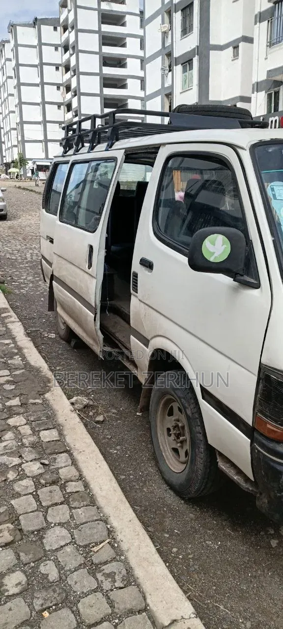 Toyota Hilux 1990 White