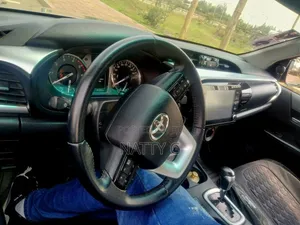 Toyota Hilux 2021 Gold