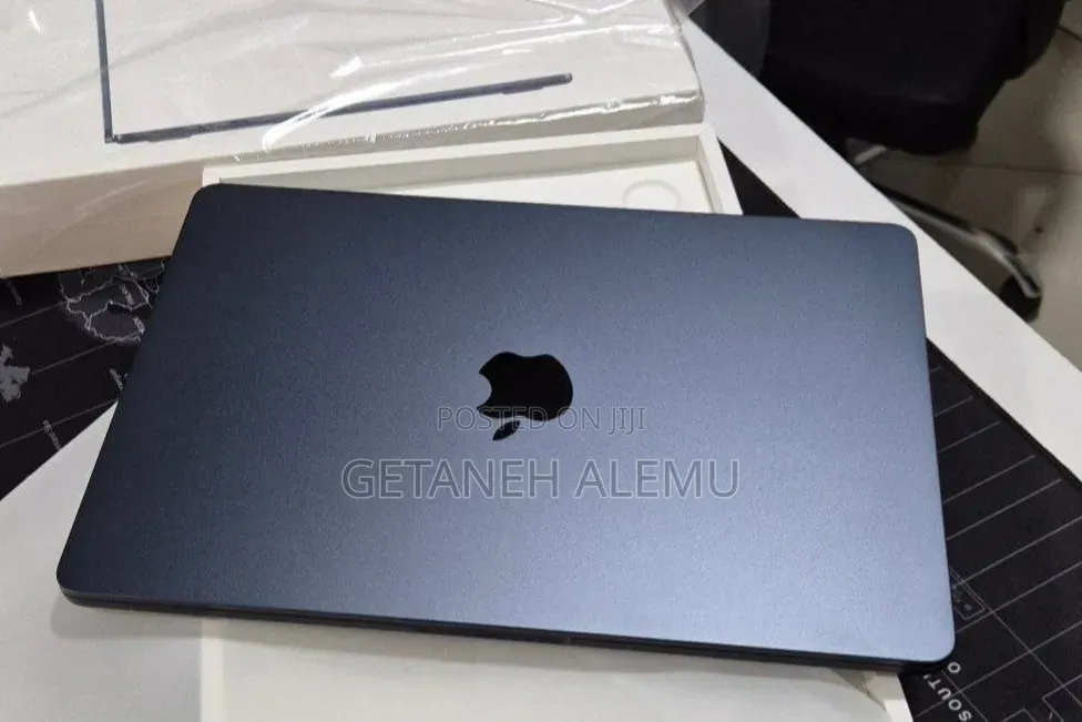 New Laptop Apple MacBook 8GB AMD A8 SSD 256GB