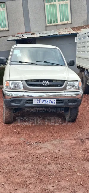 Toyota Hilux 2000 White