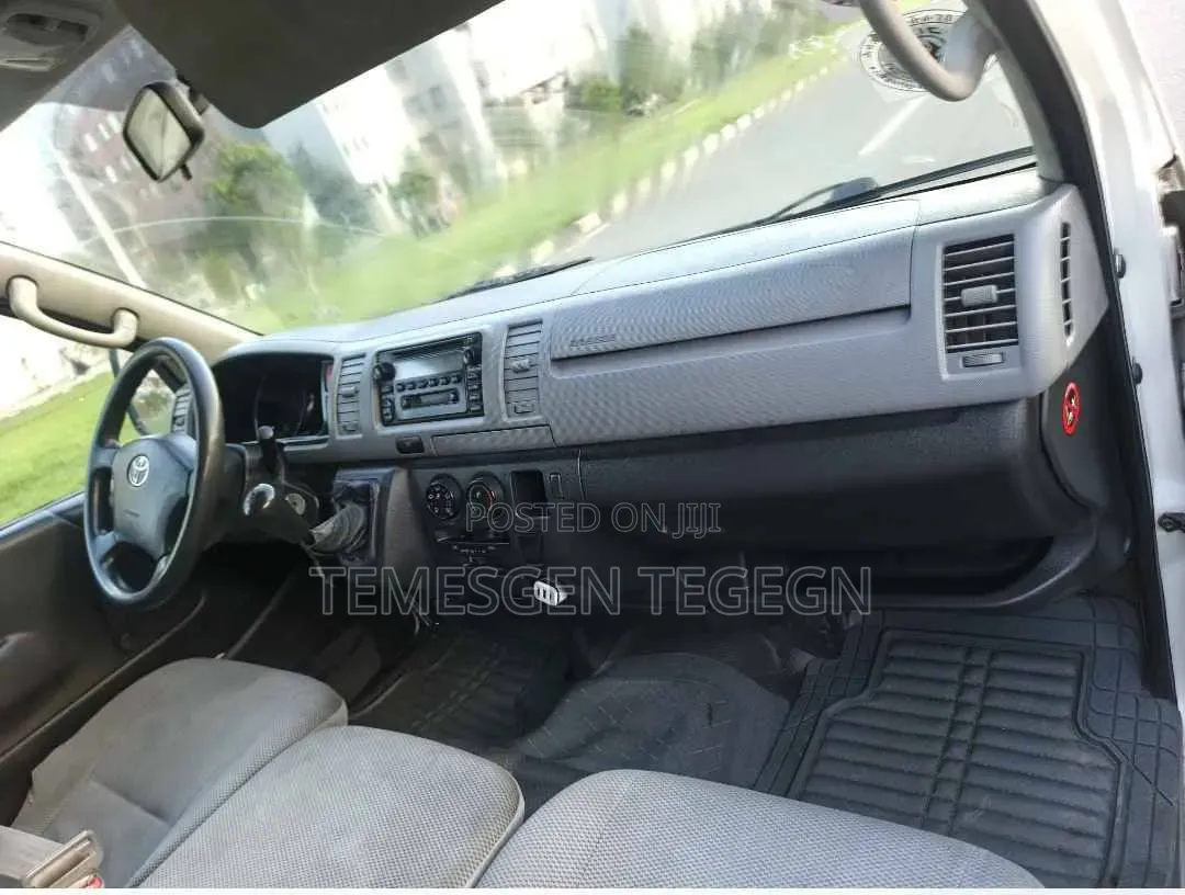 Toyota HiAce 2010 White