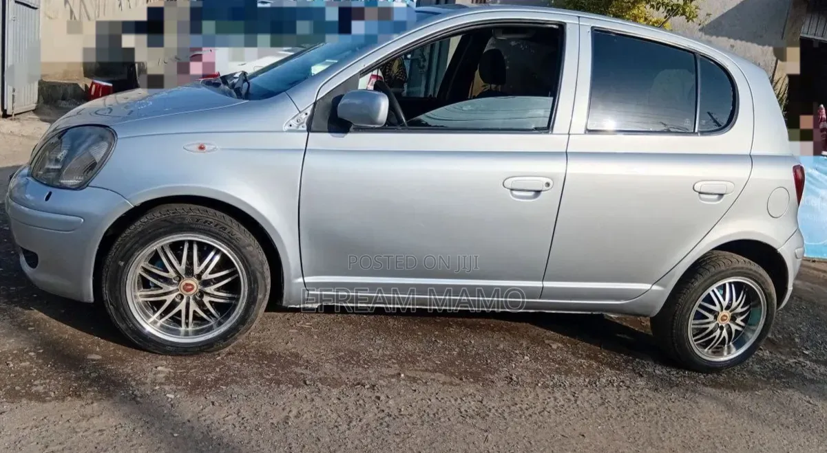 Toyota Vitz 2004 Silver