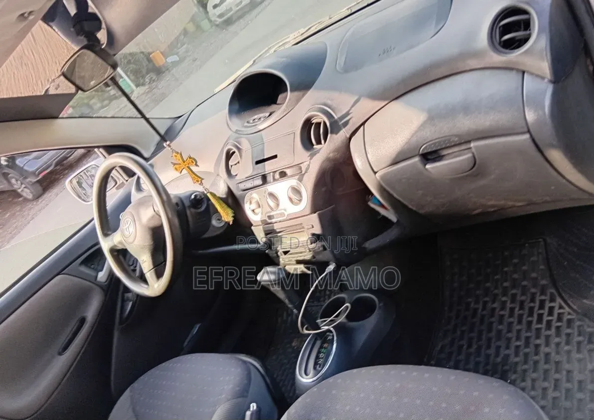 Toyota Vitz 2004 Silver