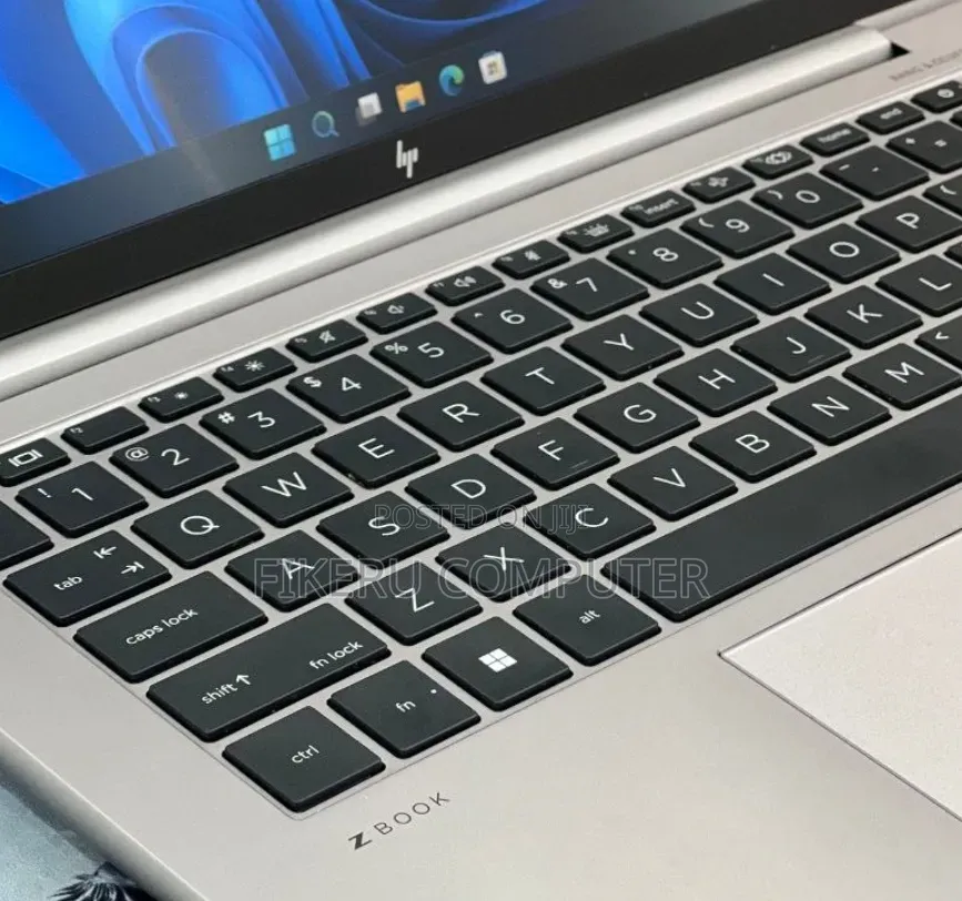 New Laptop HP ZBook Firefly 16 G10 16GB Intel Core i7 SSD 512GB