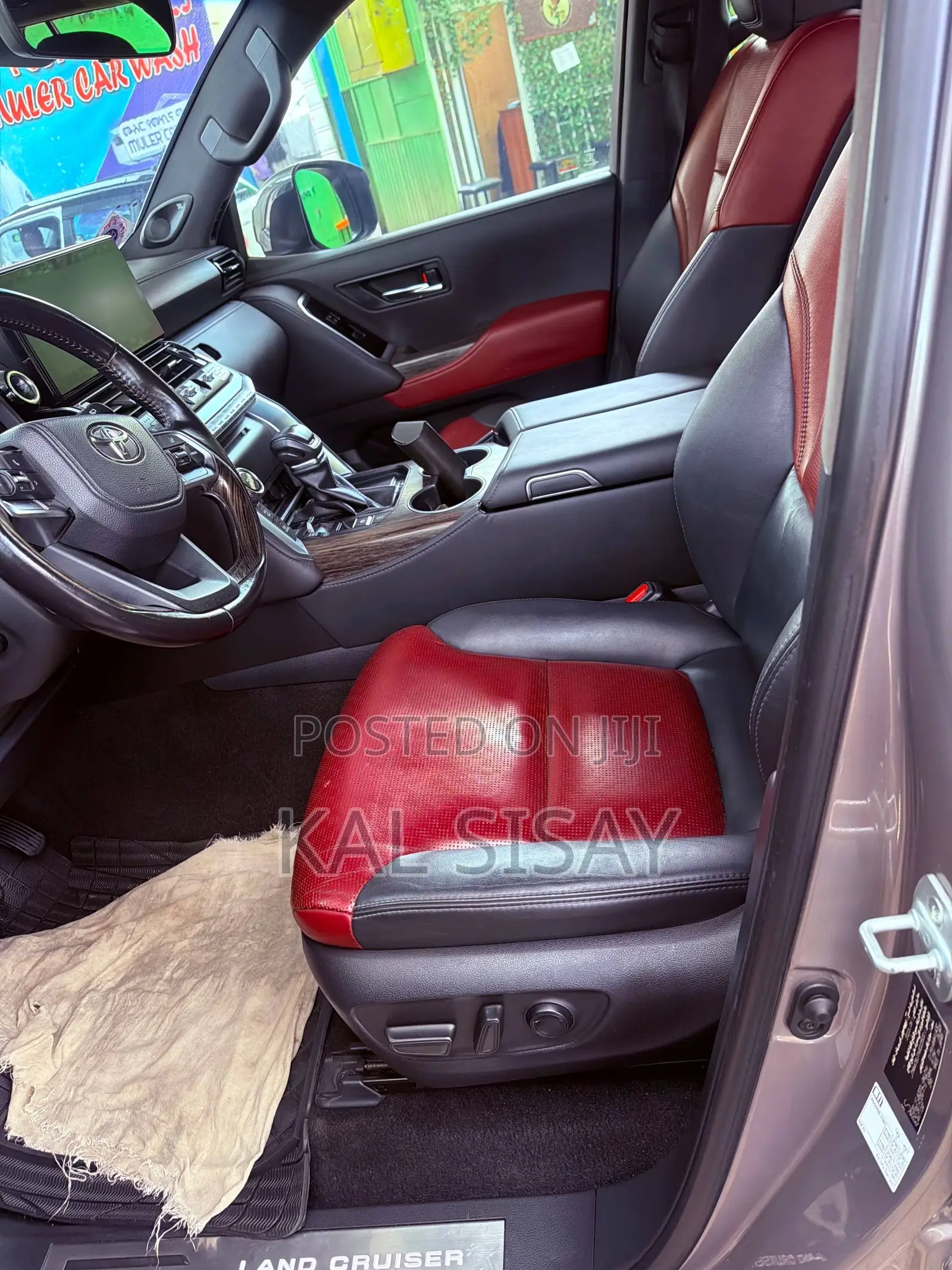 Toyota Land Cruiser LC300 2023 Silver