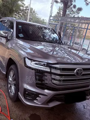 Toyota Land Cruiser LC300 2023 Silver