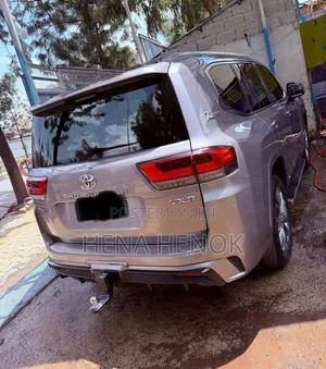 Toyota Land Cruiser 2022 Silver