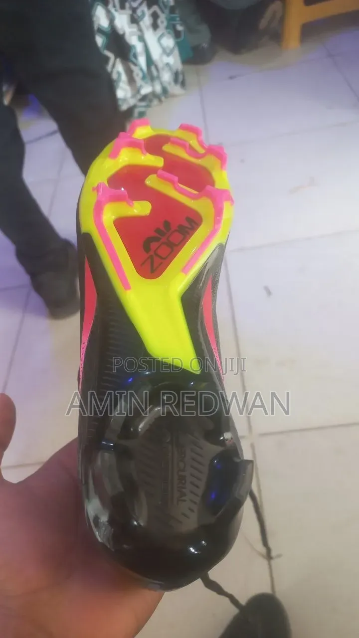 የእግር ኳስ ጫማዎች