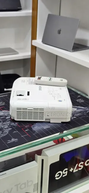 Epson EB-S05 Projector