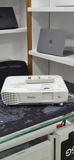 Epson EB-S05 Projector