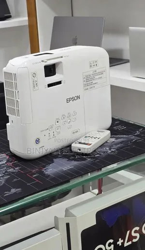 Epson EB-S05 Projector