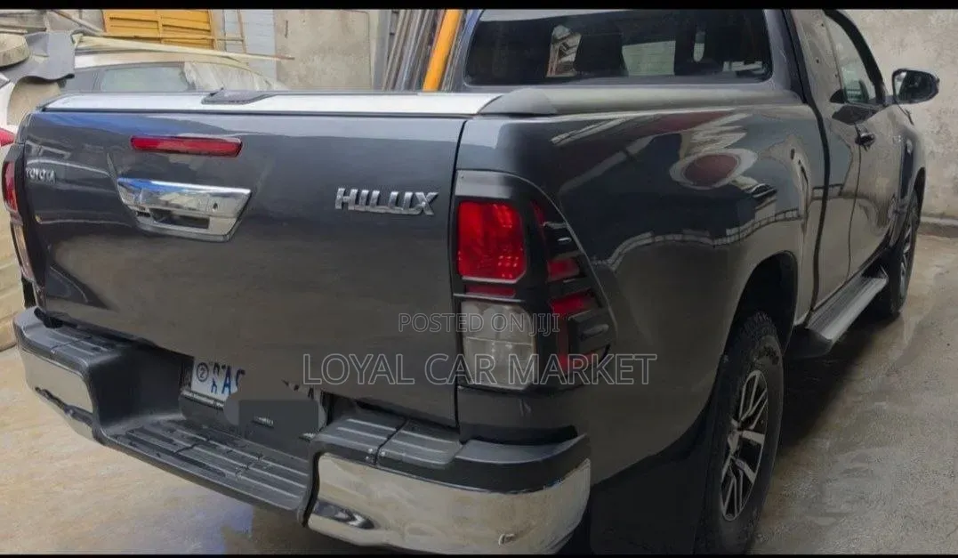 Toyota Hilux 2016 Gray
