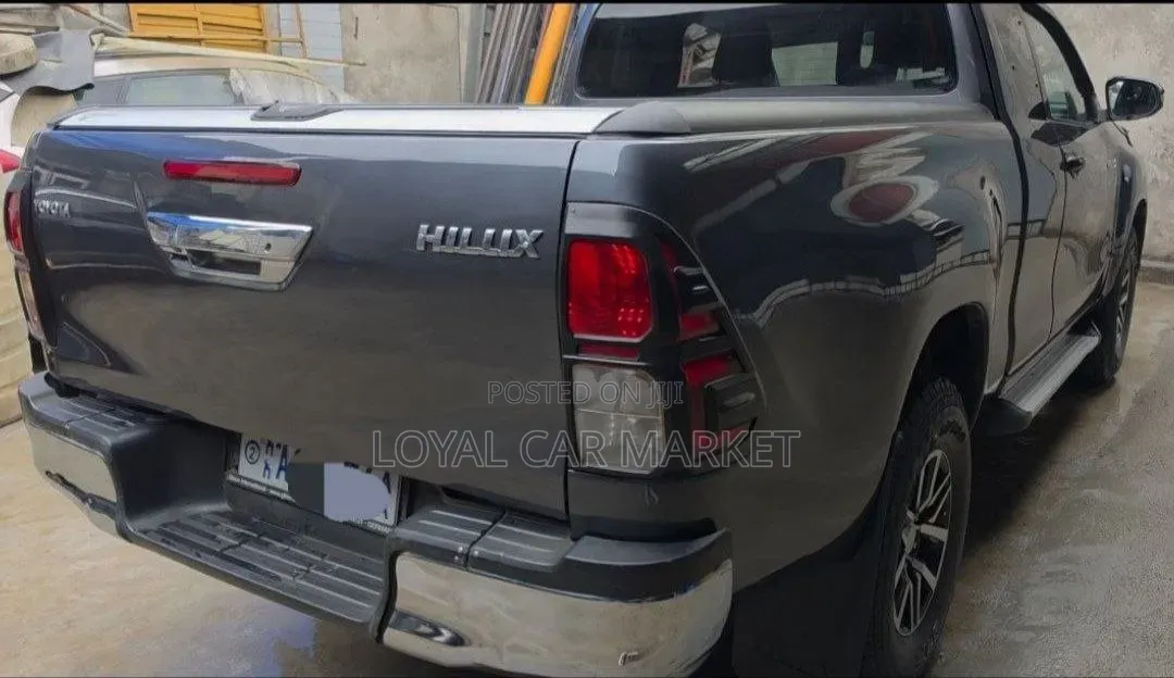 Toyota Hilux 2016 Gray