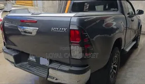 Toyota Hilux 2016 Gray