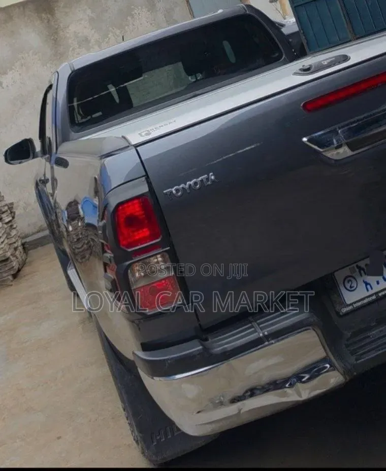Toyota Hilux 2016 Gray