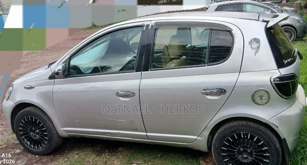 Toyota Vitz 2001 Silver