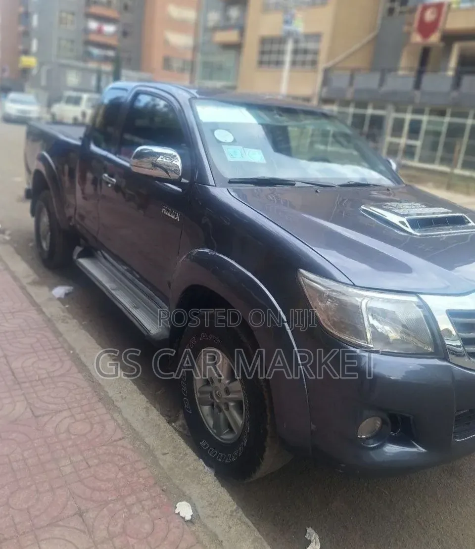 Toyota Hilux 2013 Gray