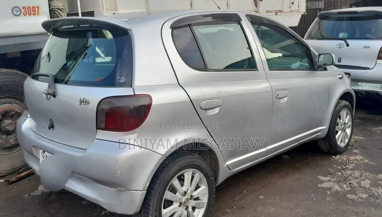 Toyota Vitz 2001 Silver