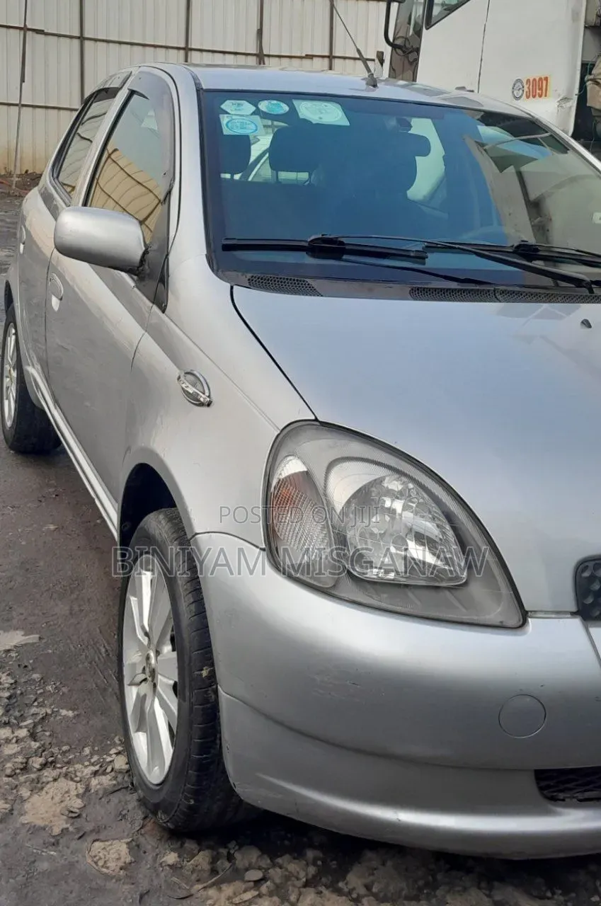 Toyota Vitz 2001 Silver