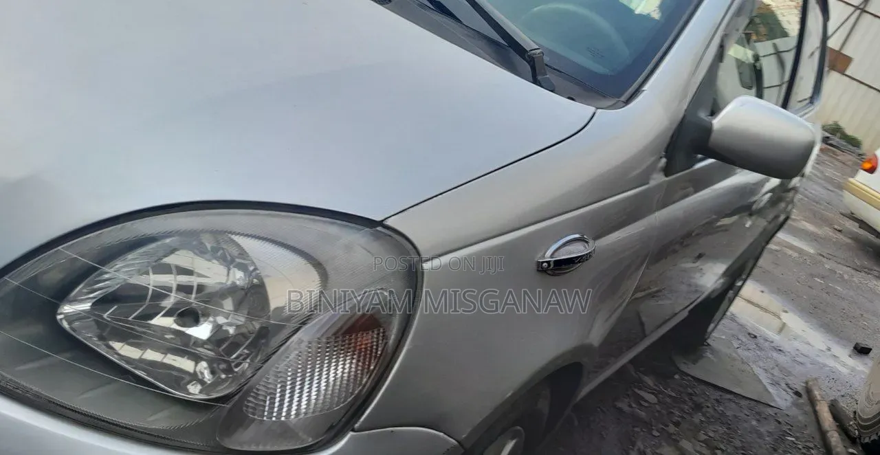Toyota Vitz 2001 Silver