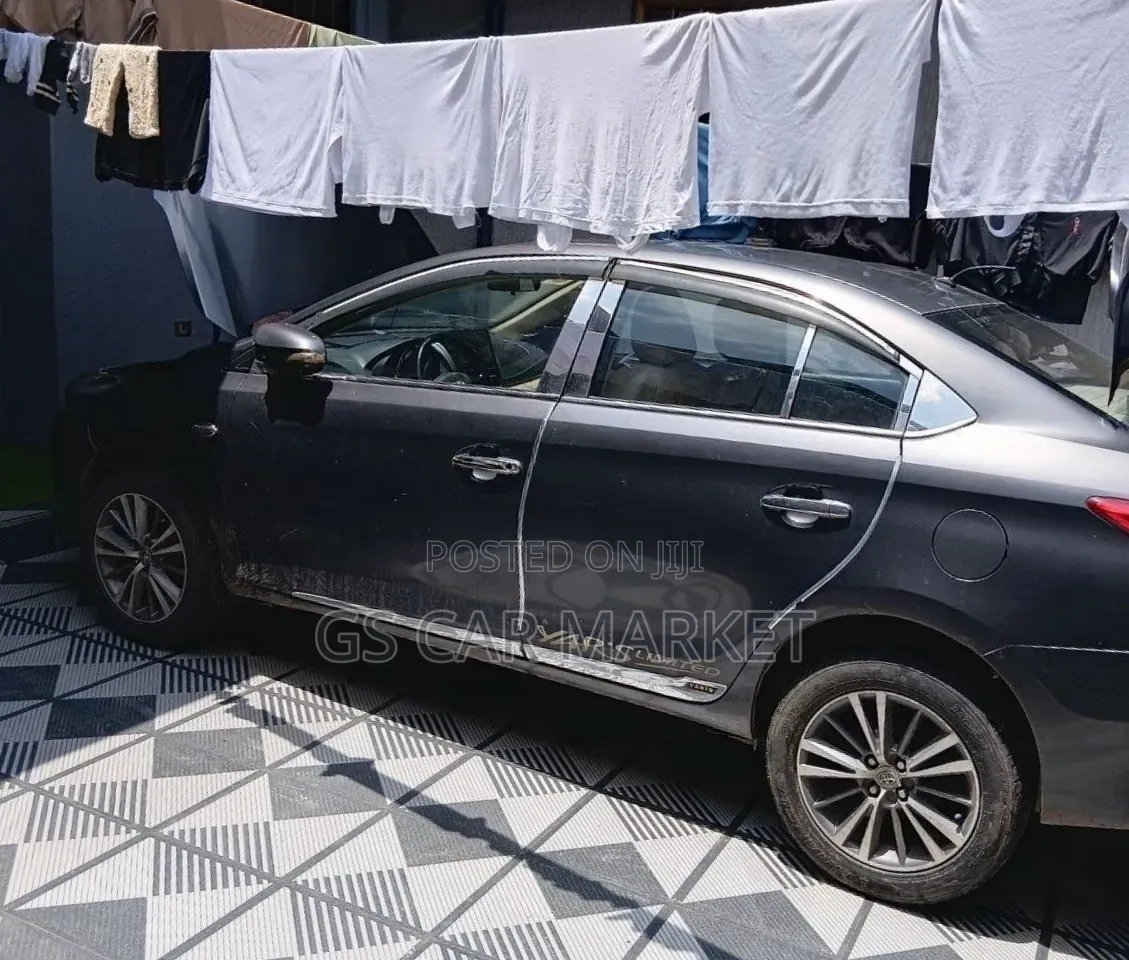 Toyota Yaris 2016 Gray