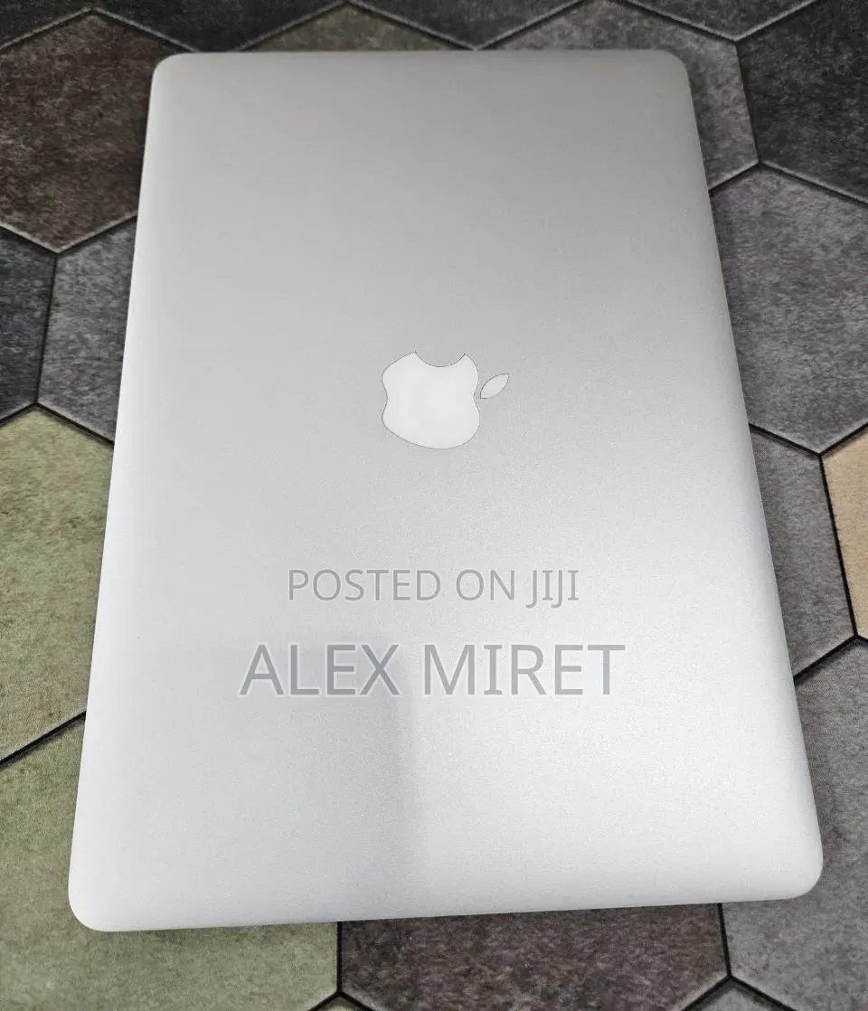 New Laptop Apple MacBook 8GB Intel Core i5 SSD 256GB