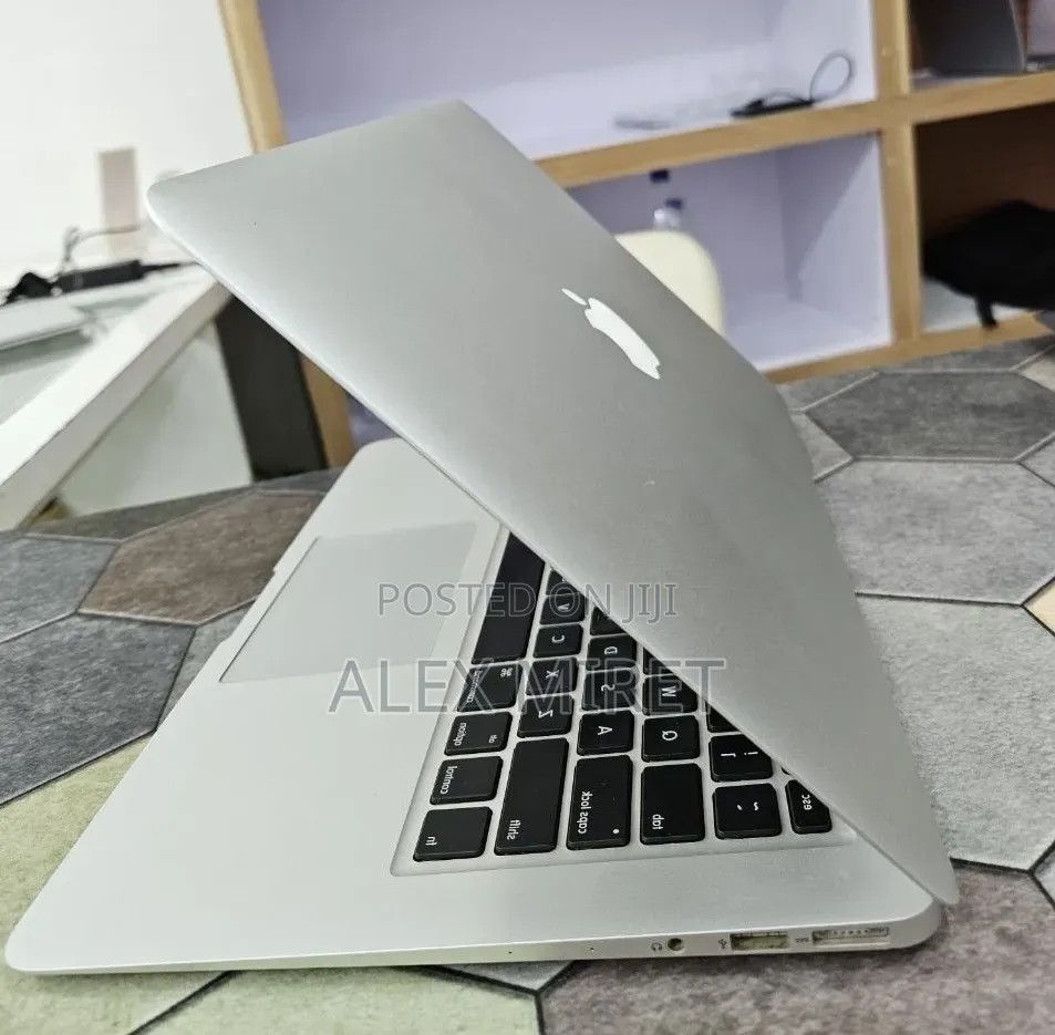 New Laptop Apple MacBook 8GB Intel Core i5 SSD 256GB