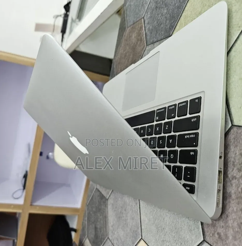 New Laptop Apple MacBook 8GB Intel Core i5 SSD 256GB