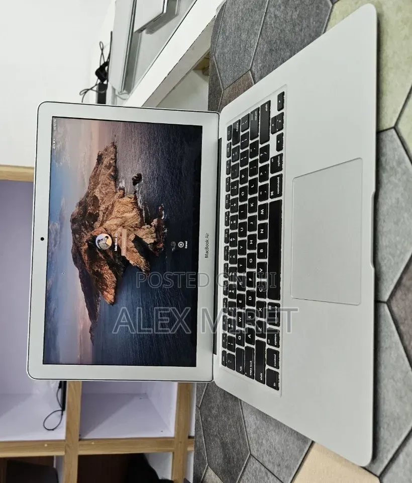 New Laptop Apple MacBook 8GB Intel Core i5 SSD 256GB