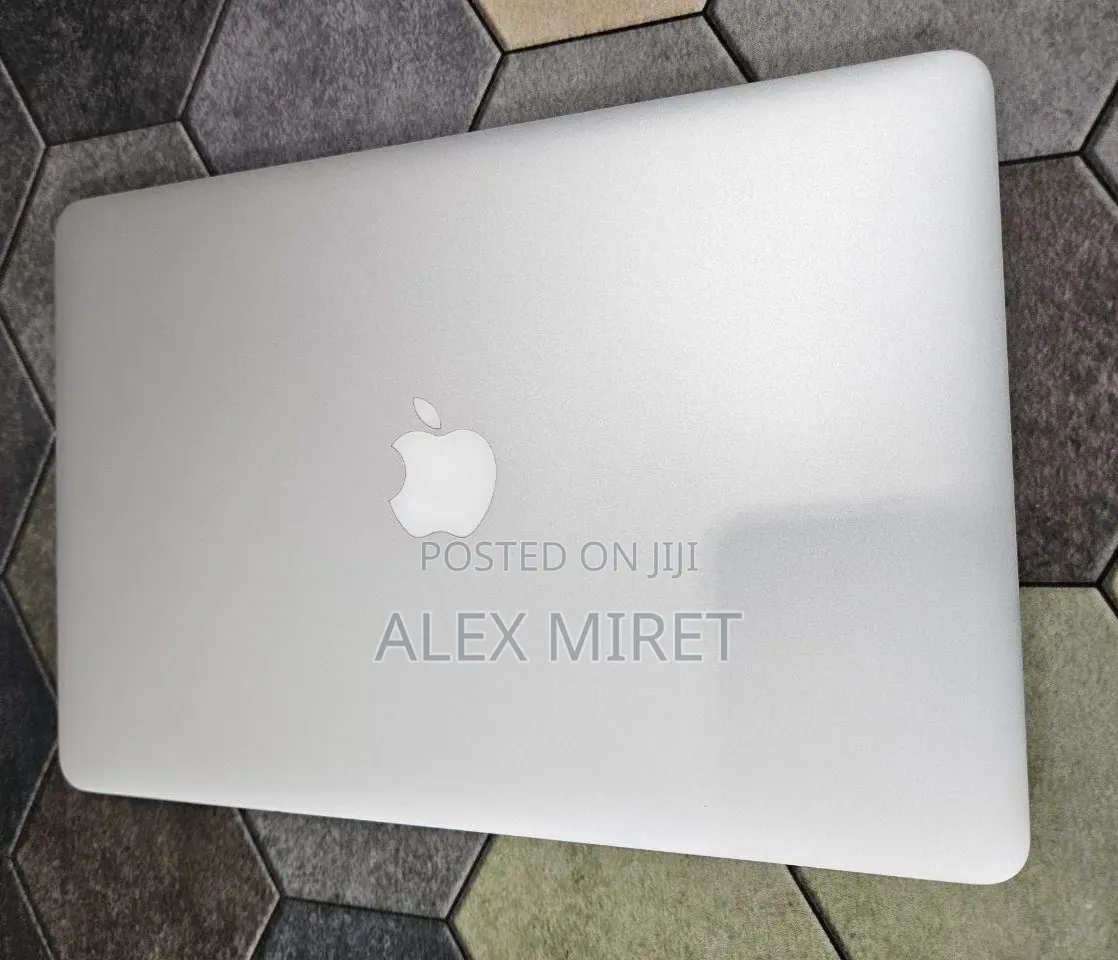 New Laptop Apple MacBook 8GB Intel Core i5 SSD 256GB