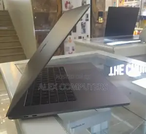 New Laptop Apple MacBook Pro 2018 16GB Intel Core i7 SSD 512GB