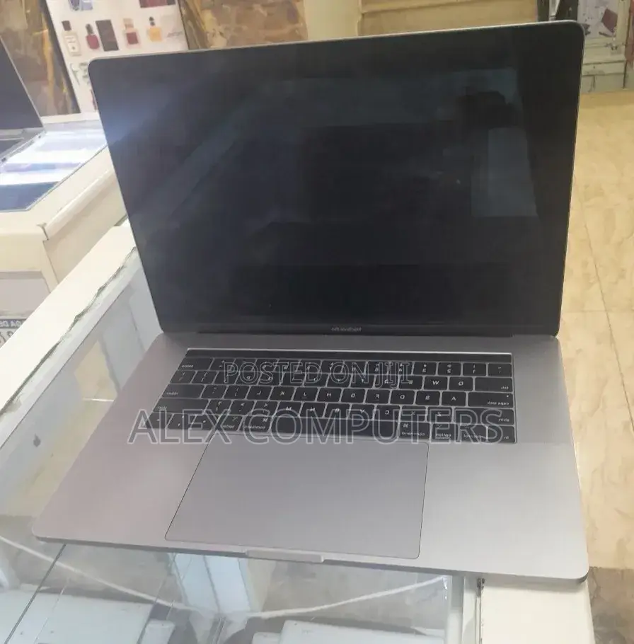 New Laptop Apple MacBook Pro 2018 16GB Intel Core i7 SSD 512GB