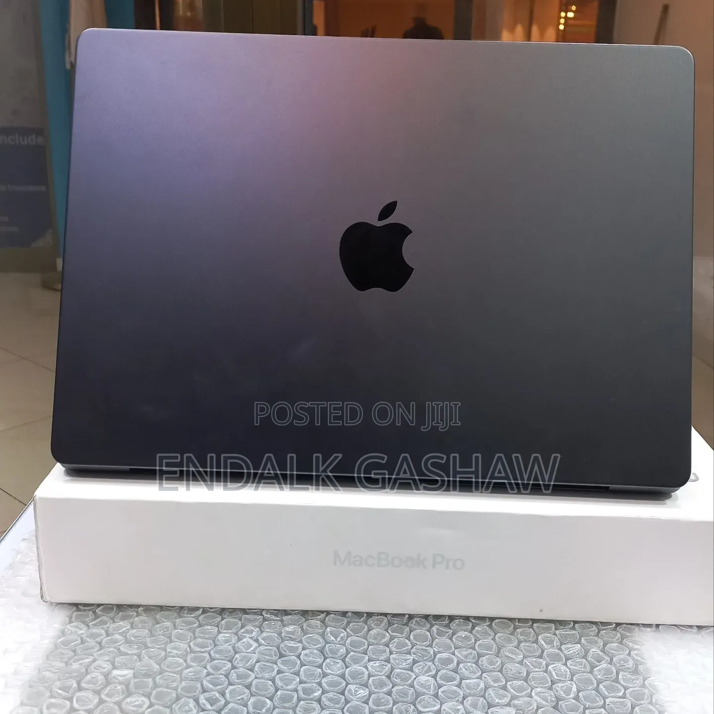New Laptop Apple MacBook Pro 2025 M5 16GB Apple M5 SSD 512GB