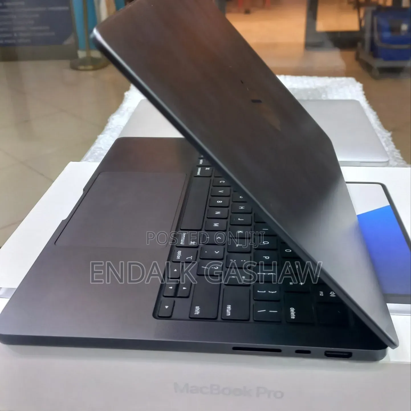 New Laptop Apple MacBook Pro 2025 M5 16GB Apple M5 SSD 512GB