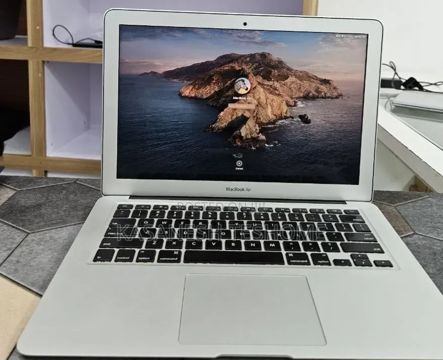New Laptop Apple MacBook Pro 2017 8GB Intel Core i7 SSD 256GB