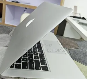 New Laptop Apple MacBook Pro 2017 8GB Intel Core i7 SSD 256GB