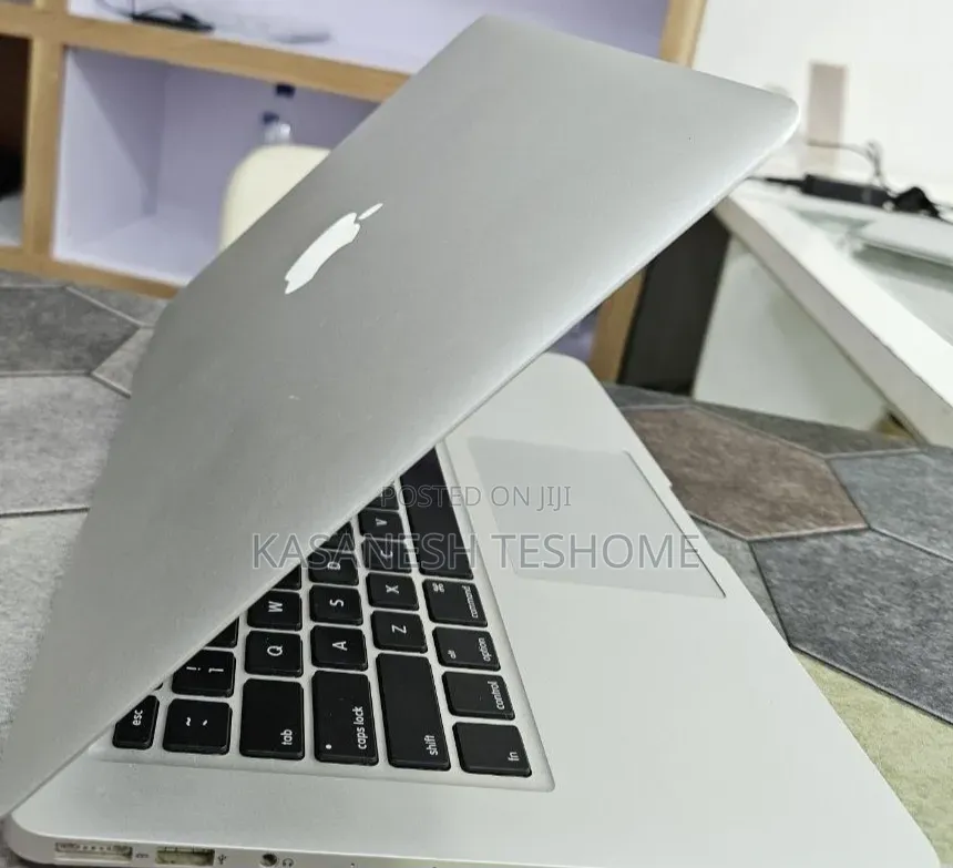 New Laptop Apple MacBook Pro 2017 8GB Intel Core i7 SSD 256GB