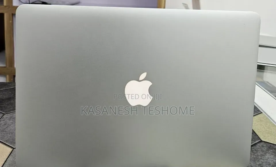 New Laptop Apple MacBook Pro 2017 8GB Intel Core i7 SSD 256GB