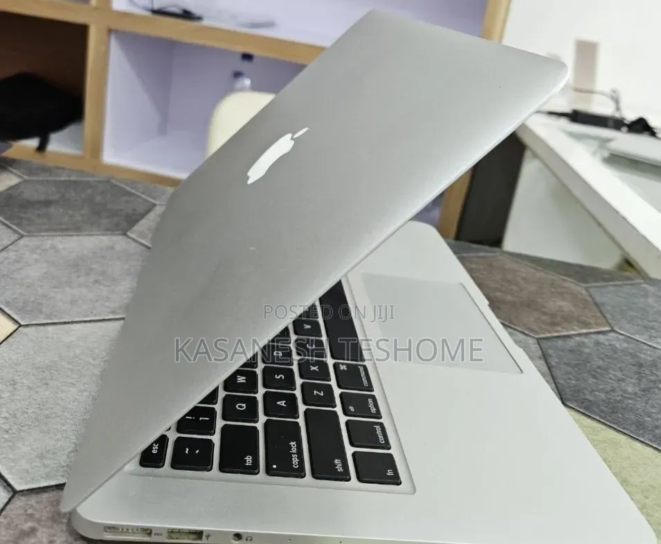 New Laptop Apple MacBook Pro 2017 8GB Intel Core i7 SSD 256GB