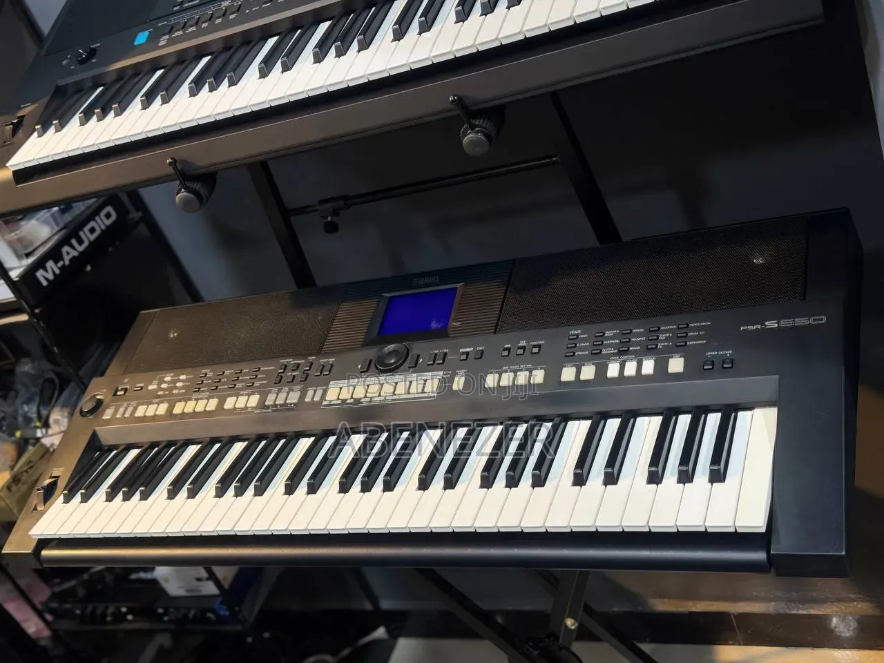 Yamaha PSR S650 Piano Keyboard