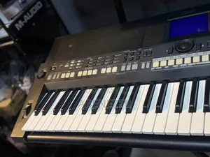 Yamaha PSR S650 Piano Keyboard
